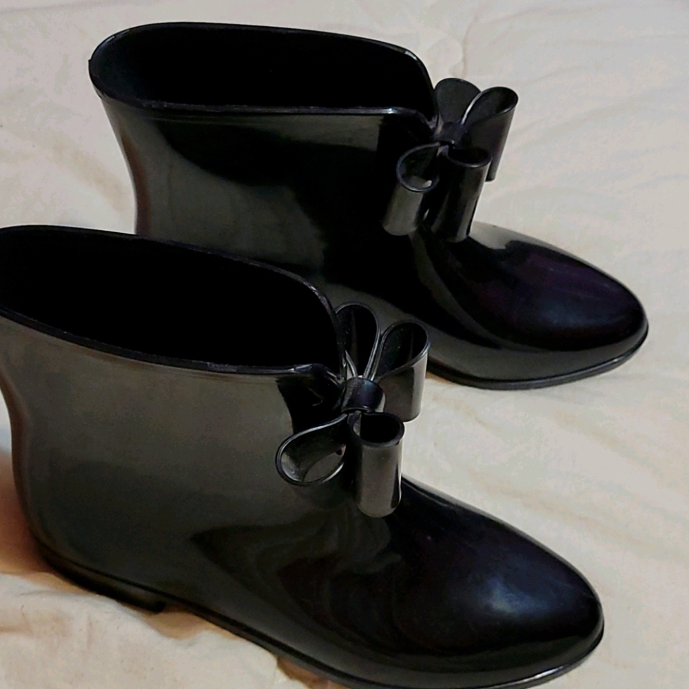 Henry Ferrera black rain boots with bow - Size 7